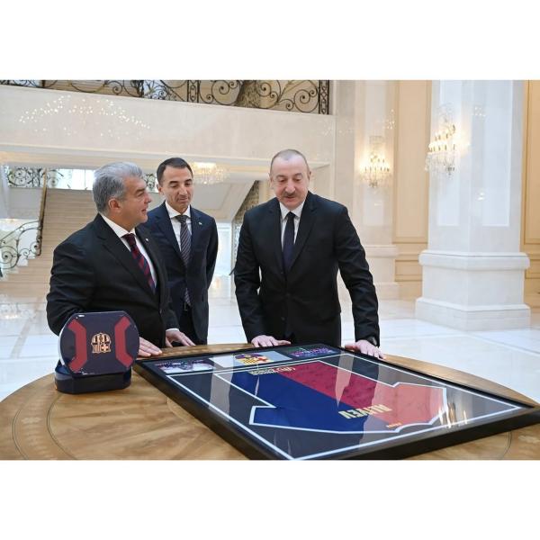 Лапорта встретился с президентом Азербайджана. Глава «Барсы» подарил Алиеву персонализированную футболку с автографами игроков